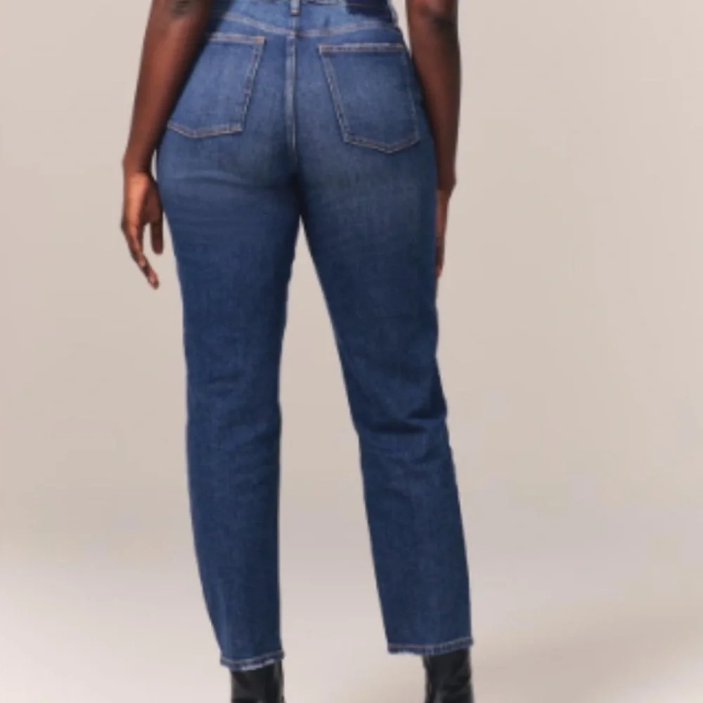 ABERCROMBIE + FITCH Curve Love The Mom High Rise Distressed Straight Leg Jeans